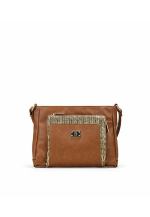 Bolso de mano sintético marrón con un bolsillo frontal trenzado dorado texturizado, forma rectangular y cierre de cremallera con herrajes metálicos.