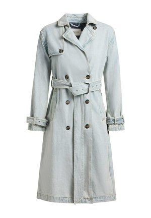 Svetlomodrý denimový trench coat s dvojradovým zapínaním na gombíky, opaskom v páse a nastaviteľnými remienkami na manžetách, zobrazený na bielom pozadí.