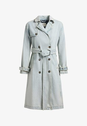 Svetlomodrý denimový trench coat s dvojradovým zapínaním na gombíky, opaskom v páse a nastaviteľnými remienkami na manžetách, zobrazený na bielom pozadí.