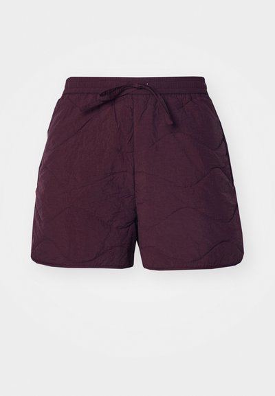 Burgundy shorts joissa on teksturoitu, tikkikuvio, joustava vyötärönyöri ja kaksi sivutaskua.
