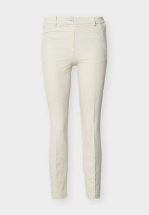 Pantaloni slim fit color avorio con chiusura a bottone e cerniera, passanti per cintura e delicato motivo strutturato sul tessuto.