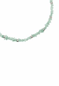 Collana in pietra verde acqua con chips irregolari e separatori in tono argento, creando un design stratificato e testurizzato.