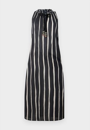 Sømløs svart kjole med vertikale hvite striper og en flettet snor med perlefranser ved den rynkede halsen.