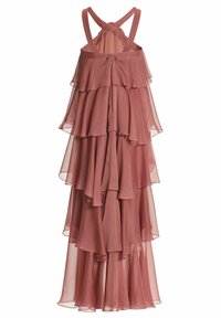 Robe sans manches en chiffon superposé couleur rose poudré avec bretelles croisées et plusieurs volants asymétriques.