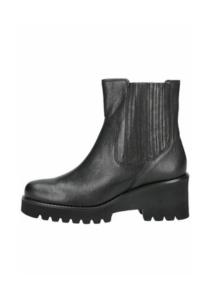 Bottines noires en cuir avec des panneaux latéraux élastiques, un bout arrondi et une semelle chunky à crans. Détails texturés sur l'empeigne.