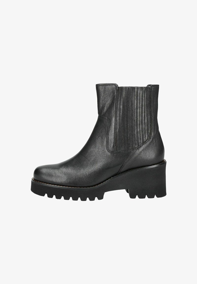 Bottines noires en cuir avec des panneaux latéraux élastiques, un bout arrondi et une semelle chunky à crans. Détails texturés sur l'empeigne.