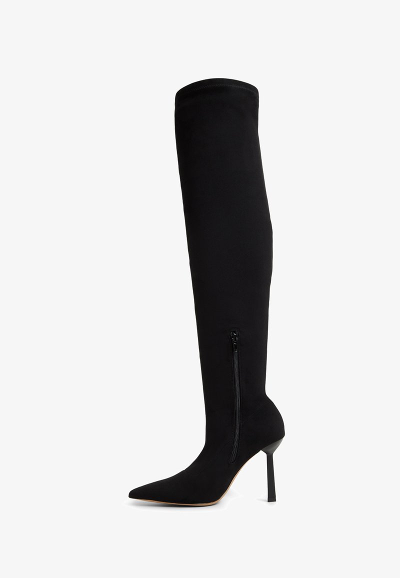 Zwarte laarzen tot boven de dij van suede met een spitse neus en een rits aan de zijkant. Heeft een stilettohak en een aansluitende silhouet.