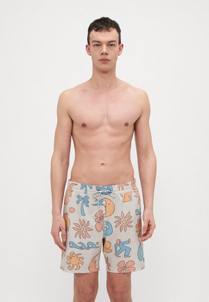 Shorts de bain en beige clair avec des motifs ludiques multicolores, incluant le soleil, des vagues et des palmiers. Taille élastique avec cordon de serrage.