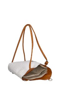 Borsa intrecciata bianca con accenti in pelle beige, chiusura con zip e doppi manici. L'interno presenta tasche e una fodera in tessuto liscio.