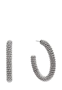 Pendientes de aro en tono plata con un diseño texturizado y con cuentas. Cada pendiente tiene un cierre redondo y liso en la parte superior y una forma curva.