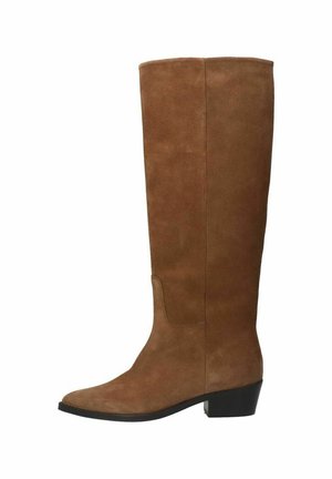 Botte en cuir suédé marron, montant jusqu'au genou, avec un bout pointu et un talon carré. Texture lisse avec un design simple et sans ornement, dotée d'une couture sur le côté.