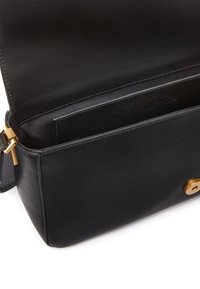 Borsa a tracolla in pelle nera con una texture liscia, hardware dorato e una tasca frontale. Design compatto con tracolla regolabile.