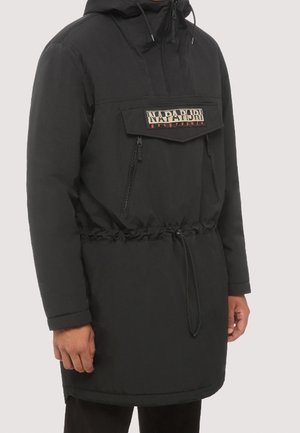 Anorak noir à capuche avec poche avant zippée, poche à rabat avec logo Napapijri, et cordon de serrage réglable à la taille, porté par une personne.