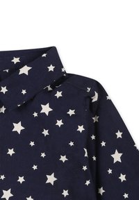 Granatowa koszula z kołnierzykiem, zdobiona białym wzorem w gwiazdki. Materiał ma teksturowany wygląd, a kołnierzyk ma czysty, zorganizowany design.