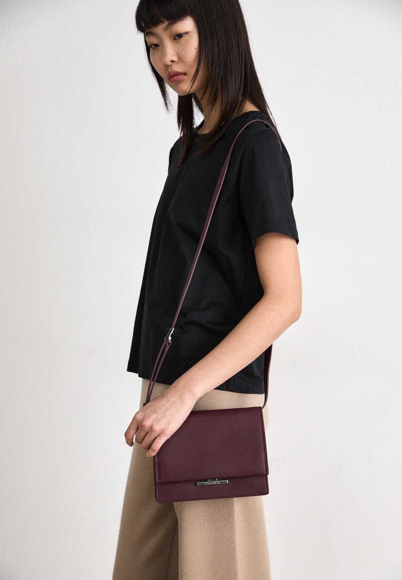 Calvin Klein LINEAR CROSSBODY - Pochette - oxblood