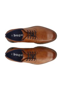 Braune Lederschuhe mit glatter Textur, rundem Zehenbereich und marineblauen Schnürsenkeln. Verfügt über eine kontrastierende Innensohle mit dem Markennamen "buga" in Weiß. Größe 42.