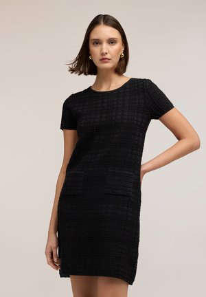 - Sukienka dzianinowa