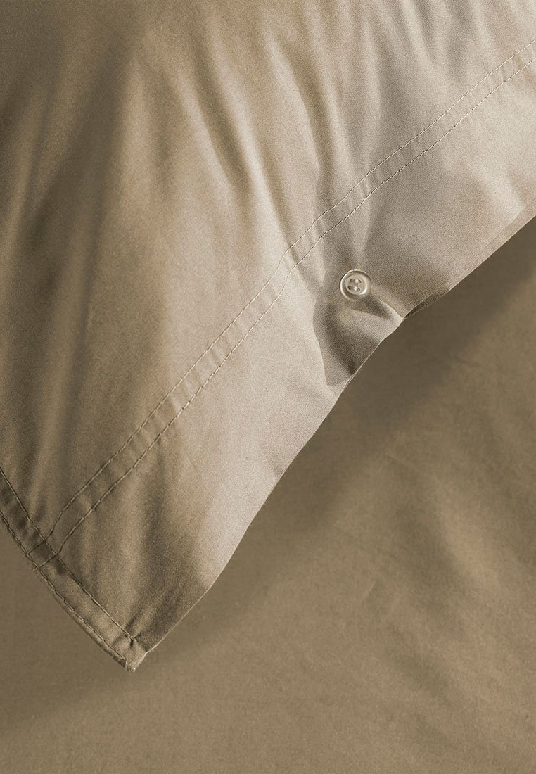 Tanfarbene Kissenbezug mit glatter Textur, ausgestattet mit einem Knopfverschluss und sauber genähten Kanten. Einfaches und funktionales Design.