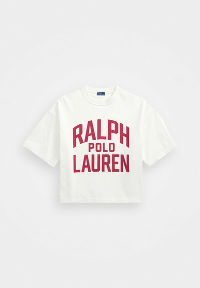 Balta medvilninė trumpa marškinė, kuriame yra didelis bordo spalvos "RALPH LAUREN" užrašas išlenktu dizainu. Trumpi rankovės, apvalus kaklas ir lygus paviršius.