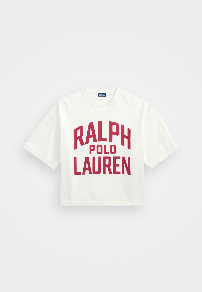 Hvit bomull cropped T-skjorte med stor burgunder «RALPH LAUREN»-tekst i en buet design. Korte ermer, rund hals og glatt tekstur.