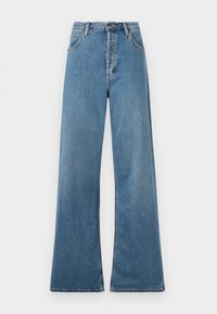 Jeans ampi di colore azzurro chiaro con vita alta, dotati di tasche frontali e chiusura a zip, esposti su uno sfondo bianco.