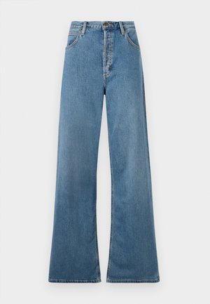 Jeans ampi di colore azzurro chiaro con vita alta, dotati di tasche frontali e chiusura a zip, esposti su uno sfondo bianco.
