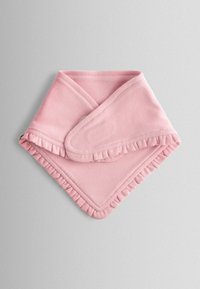 Ružový bavlnený podbradník s volánikmi na okrajoch, trojuholníkového tvaru a mäkkej textúry. Má bezpečné zapínanie pre jednoduché nosenie a pohodlie.