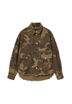 Brun og grøn camouflagejakke med knapper foran, to lommer med klap og frynset kant.