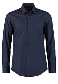 Camicia a maniche lunghe blu scuro realizzata in tessuto liscio. Presenta un colletto classico, chiusura frontale con bottoni e un orlo curvo.