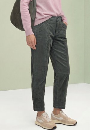 Street One, CASUAL-FIT BARREL-LEG CORDUROY PANTS - Pantalon classique - mossbound green
