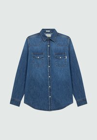 Camicia in denim blu a maniche lunghe con due tasche frontali a pattina e bottoni a pressione bianchi al centro.
