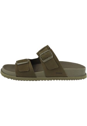 Brązowa zamszowa klapka na suwak z dwoma regulowanymi paskami z klamrami, miękką podeszwą i teksturowaną podeszwą zewnętrzną, zaprojektowana do noszenia na co dzień.