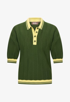 Groene gebreide polo shirt met een gele kraag. Beschikt over drie knopen en korte, geplooide mouwen. Verticale ribbelpatroon en contrasterende strepen.