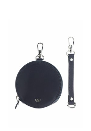 Pochette ronde en cuir noir pour pièce de monnaie avec fermeture éclair et fermoir en métal, présentée avec une sangle en cuir noir amovible avec des fermoirs métalliques aux deux extrémités.