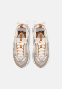 Nike Sportswear AIR MAX FURYOSA - Treniņu apavi - light orewood brown/flax/grain/college grey/enigma stone/sail