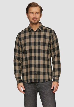 Zwart en bruin geruite shirt gemaakt van stof met een gestructureerde afwerking; heeft een knoopsluiting aan de voorkant en lange mouwen, met een borstzak aan de linkerkant.