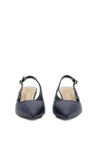Tacchi slingback blu navy con punta affusolata, materiale sintetico liscio e dettaglio della fibbia in tono oro alla caviglia. Presentano un tacco basso e un retro aperto.