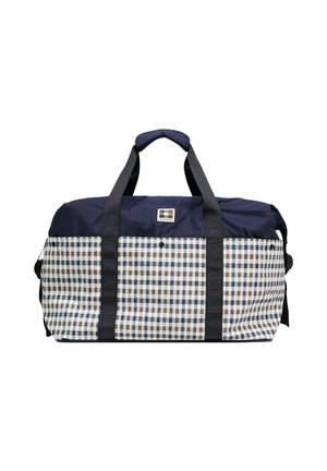 Borsa da viaggio a scacchi blu navy e bianca con manici neri e piccola toppa rettangolare con logo in tessuto sulla parte superiore centrale.