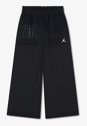 Schwarze, weit geschnittene Sporthose mit elastischem Bund, "23"- und Logoaufdruck auf der linken Oberschenkelpartie sowie weißem Jumpman-Logo auf der rechten Oberschenkelpartie.