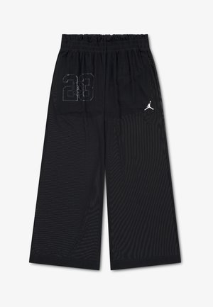 Schwarze, weit geschnittene Sporthose mit elastischem Bund, "23"- und Logoaufdruck auf der linken Oberschenkelpartie sowie weißem Jumpman-Logo auf der rechten Oberschenkelpartie.