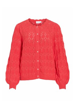 Chaqueta de punto color coral rosa con mangas largas abullonadas, escote con borde festoneado, botones de perla y diseño de patrón ajour en forma de hojas.