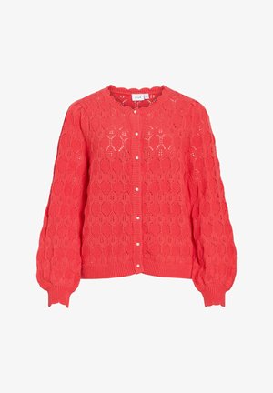 Koraalroze gebreid vest met lange pofmouwen, een golvende halslijn, parelknopen en een opengewerkt bladmotief.
