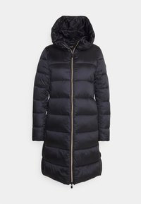 Sort pufferjakke med hætte, der har et horisontalt quiltet design, frontal lynlås og en glat, skinnende tekstur.