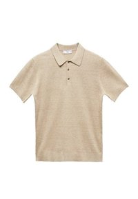 Polo en beige texturé avec des manches courtes, doté d'une patte de boutonnage et d'un col classique. Fabriqué en tissu léger.