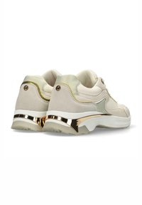 Sneakers beige con un mix di morbido camoscio e tessuto texturizzato, dettagli dorati sul tallone e una suola bianca spessa.