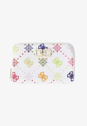 Hvid pung med flerfarvede diamant- og logomønstre, gyldent "GUESS" emblem og lynlås på venstre side.