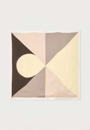 Kvadratisk tørklæde med abstrakte geometriske former i beige, brun, creme og taupe, med "Calvin Klein" tekst på kanterne.