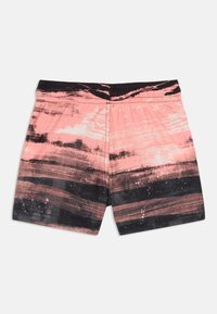 Shorts de bain pour hommes en rose, noir et gris avec un motif de vagues. Comprend une taille élastique. Fabriqués en matériau léger.