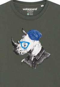 Donkergroene katoenen t-shirt met een afbeelding van een neushoorn die een blauwe beanie en een bril draagt, met een ontwerp van een overhemd met kraag.