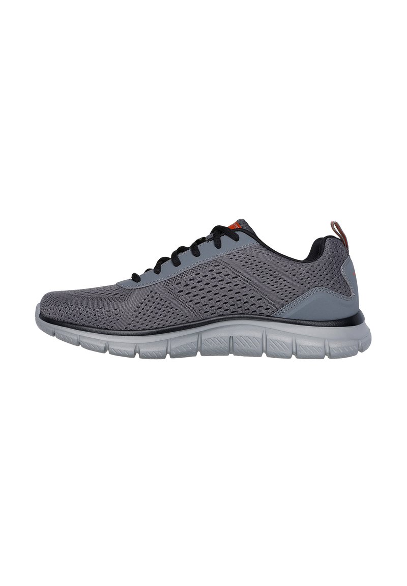 Sportschoenen met een ademende grijze mesh bovenkant, zwarte veters, een gevoerde kraag en een flexibele grijze rubberen zool. Bevat oranje accenten.